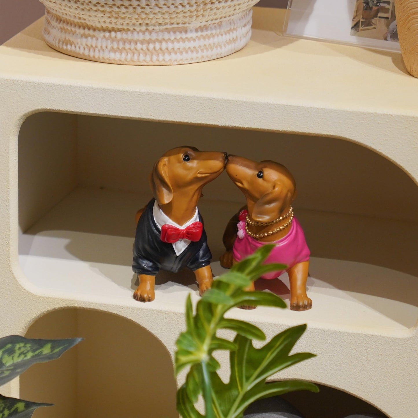 Guichifun Valentines Day Decor Couple Gifts - Kissing Dachshund Dog Couple Figurines 2 Piece Resin Love Statue Decor Valentine Decorations Anniversary for Husband Wife Gifts 8.5 X 2.5 X 5 Inch The Dachshund Zone